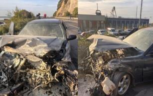 Bariyerlere çarptı... Araç hurda oldu, kendisi hastanelik...