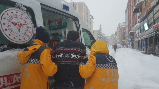 İş yerinin tabelası vatandaşın üzerine düştü.