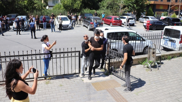 Alkışlar arasında adliyeye girdi...