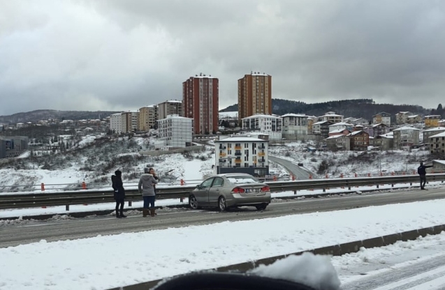 Buzlanan köprüde kaza meydana geldi...