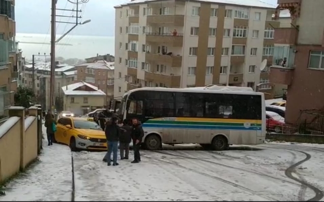 Halk otobüsü, ticari taksi ile çarpıştı.