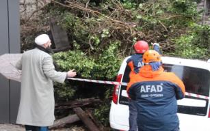 Metruk bina aracın üzerine çöktü...
