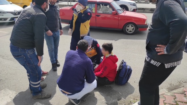 Bisiklet süren çocuk minibüse çarptı...1 yaralı...