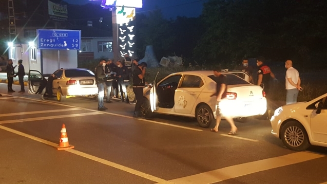 Ekipler araçları ve içindekileri didik didik arıyor...