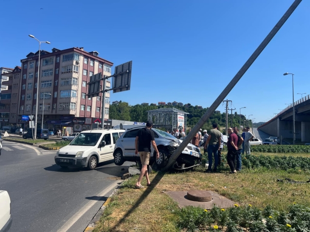 Hakimiyetini kaybetti , 4 kişi yaralandı...