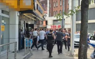 Banka şubesinde korkutan anlar... silahla ateş açtı...