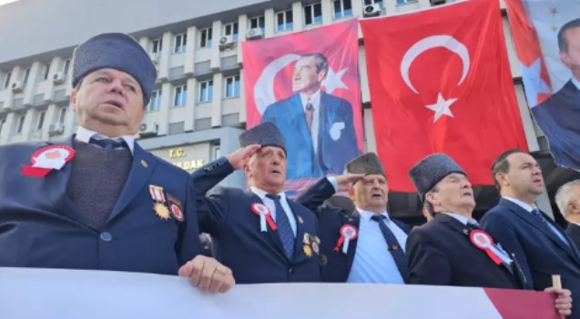 'Gaziler Günü’nde eşleri de gazilerle birlikte yürüdü...