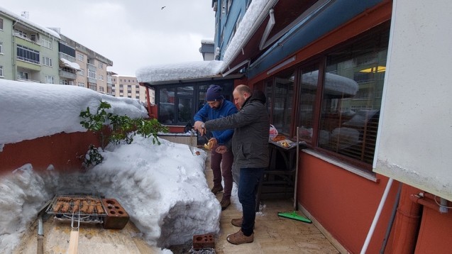 Kar üzerinde Mangal keyfi yaptılar...