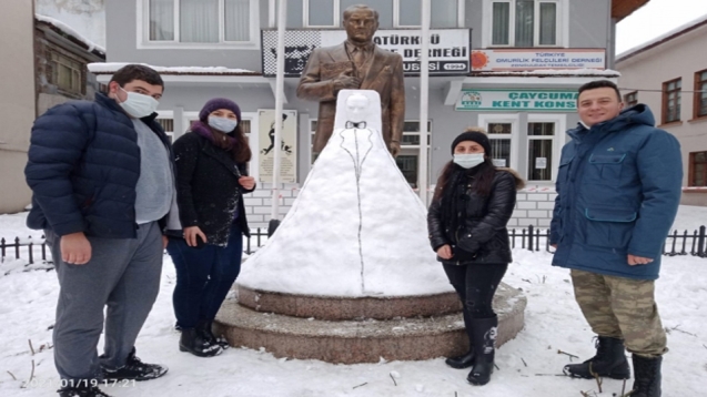 ADD Atatük sülietli kardan adam yaptı.