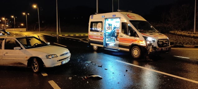 Vakaya giden ambulans ile otomobil çarpıştı.