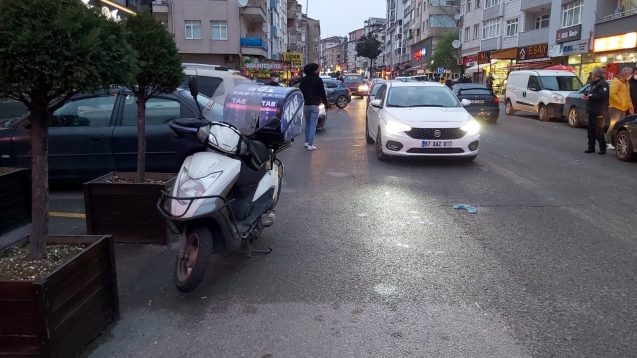 Otomobil ile kurye çarpıştı.1 yaralı...
