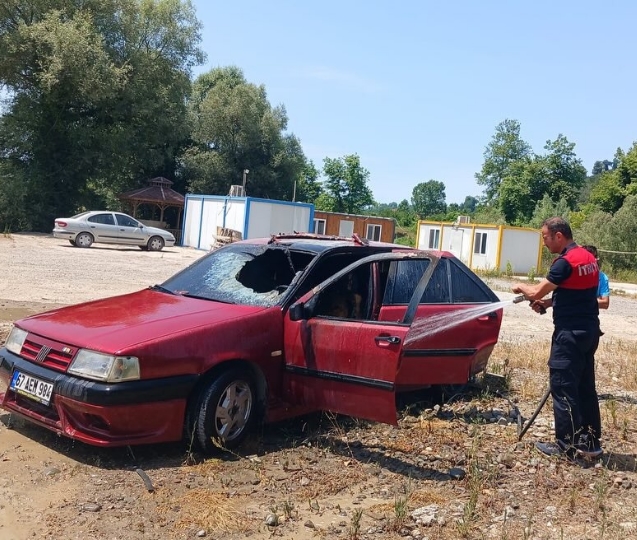 Seyir halindeki otomobil de yangın çıktı.