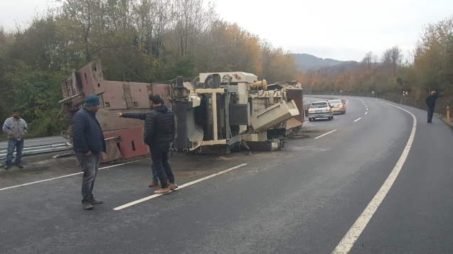 İş makinesi taşıyan TIR devrildi...