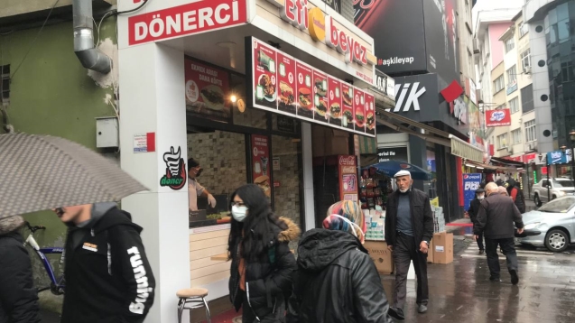 Esnaf, engelli vatandaşa saldırdı...