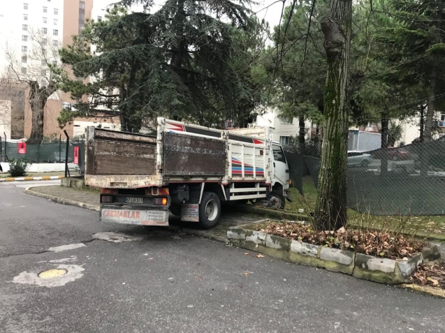 Kamyonet tel örgütü yıkarak durabildi...