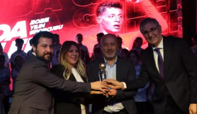 Futbolcu Arda Güler’in ödülünü ailesi aldı...