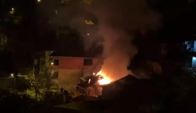 Soba bacasından yangın çıktı... İtfaiye ekipleri...