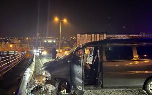 Ticari kamyonet bariyerlere çarptı... 3 yaralı...