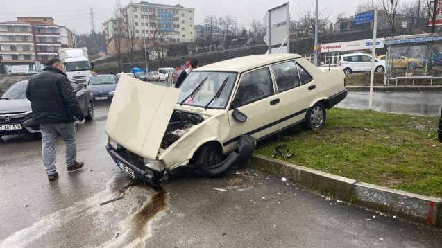 Kamyonet ile otomobil çarpıştı...2 yaralı...