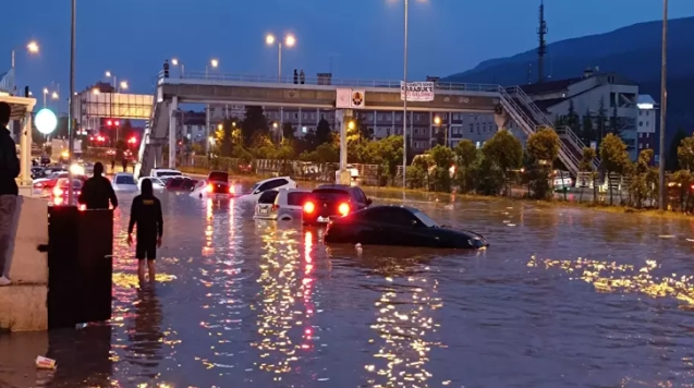 Cadde ve sokaklar suyla doldu, araçlar yolda kaldı...