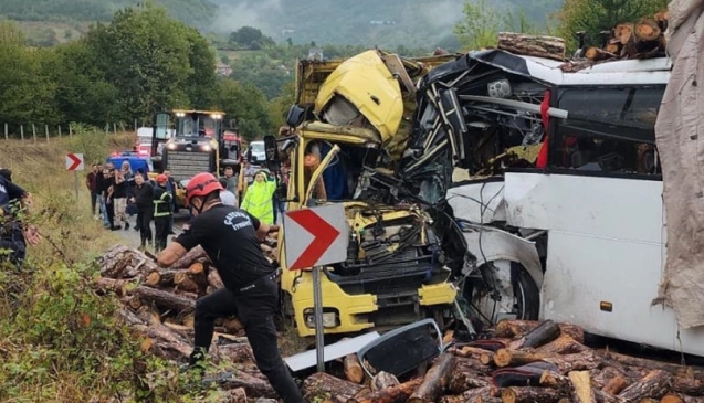 Yolcu otobüsü ile kamyon çarpıştı: İki ölü, 23 yaralı...