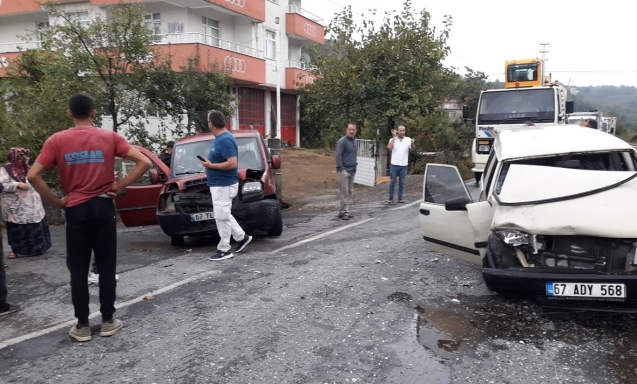 Hafif ticari araç ile otomobil çarpıştı... 3 yaralı