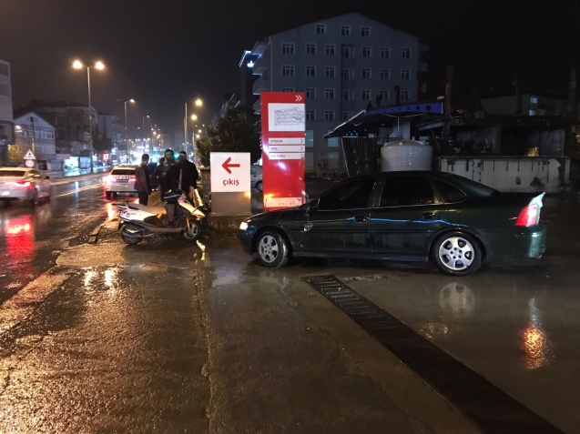 Motosiklet ile otomobil çarpıştı.1 yaralı...