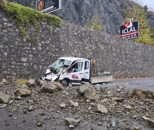 Düşen kayalar kamyoneti kullanılamaz hale getirdi.