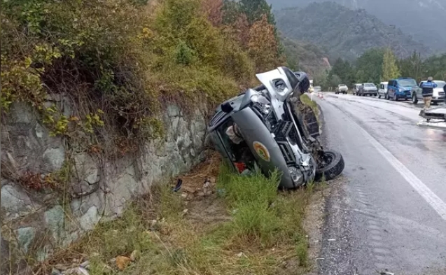 Orman personelini taşıyan kamyonet duvara çarptı 4 yaralı