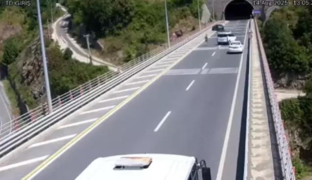 Kozlu'da ilginç kaza... Otomobil bariyere çarptı...