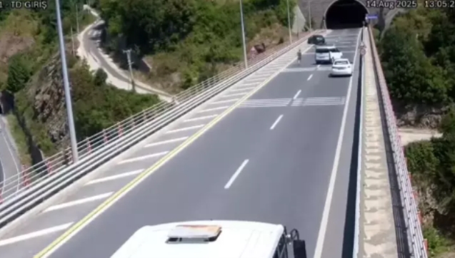 Kozlu'da ilginç kaza... Otomobil bariyere çarptı...