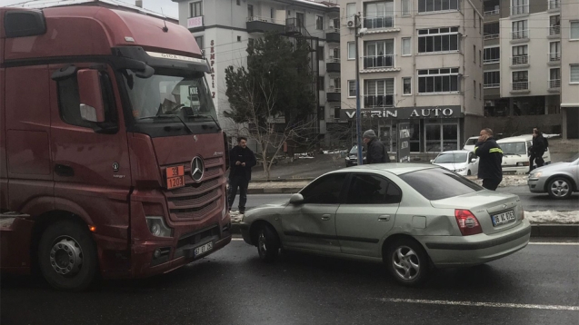 TIR otomobili önüne alarak sürükledi. 