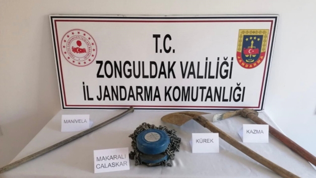 Kaçak kazı yapan 3 kişi jandarma ekiplerince yakalandı...