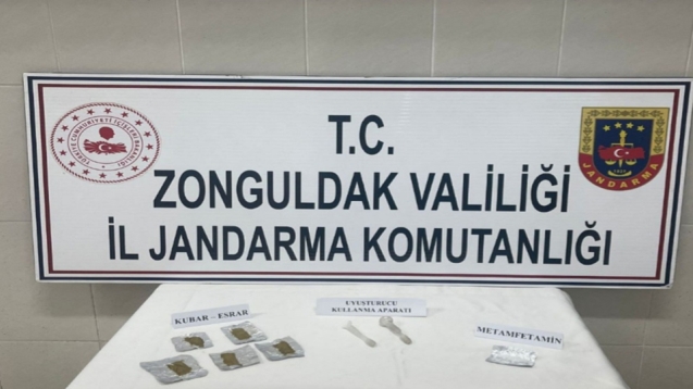 Kubar esrar ve metamfetamin hap ile yakalandılar..