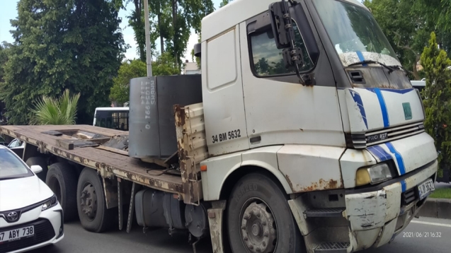 Kamyon ikiye ayrıldı...