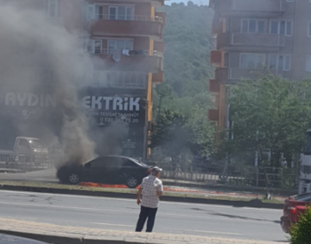 Hareket halindeki otomobil alev aldı...