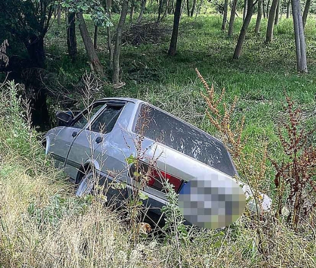 Otomobil su kanalına uçtu. sürücü olay yerinden kaçtı...