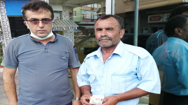 Bulduğu parayı sahibine teslim etti.