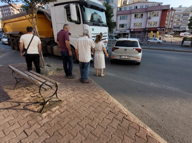 Tır otomobili sürükledi...Yaralanan olmadı..