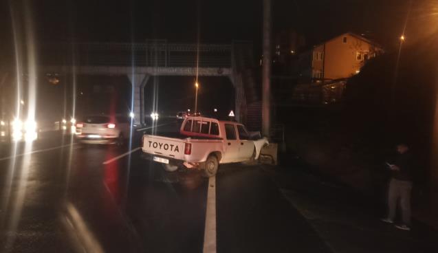 Alkollü sürücü Beton direğe çarptı...1 yaralı...