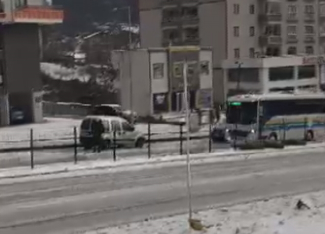 Ters yöne giren kamyonet sürücüsü trafiği felç etti.
