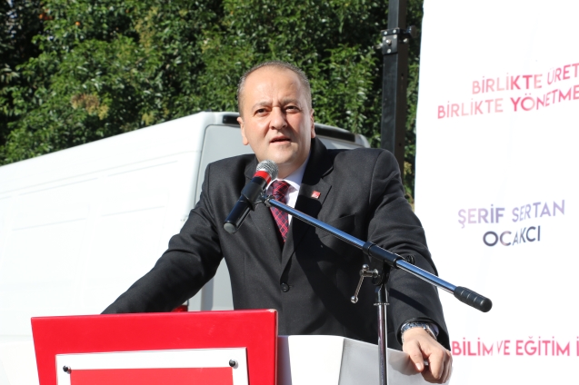 Kendi aday adaylarına yüklendi..