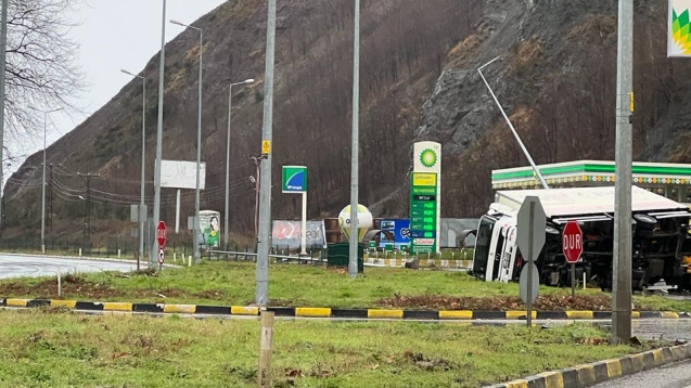Direksiyon hâkimiyetini kaybettiği kamyon devrildi.