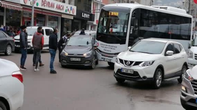 Halk Otobüsü İle otomobil çarpıştı