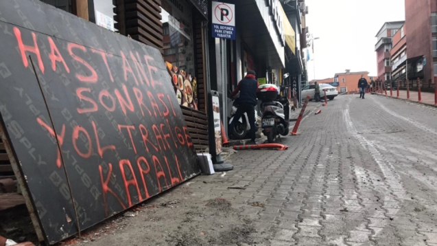 O yol alt yapı çalışmaları nedeni ile trafiğe kapatıldı.