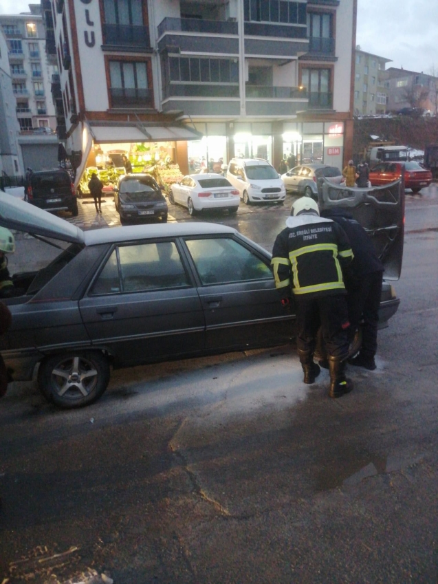 Motosiklet, yanan araca çarptı...