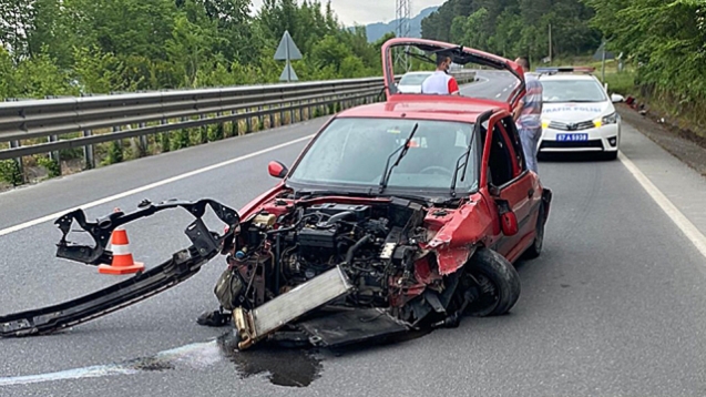 Bariyerlere çarpan otomobil parçalandı… 3 yaralı…