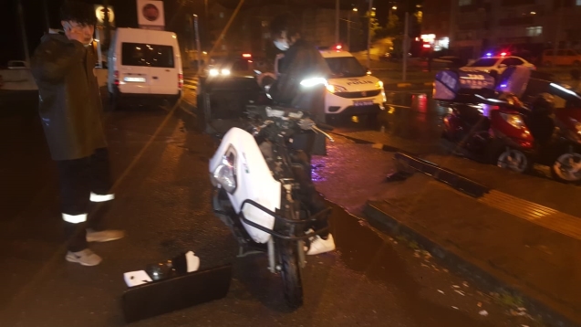 Otomobil motosiklete çarptı kaçtı... 1 yaralı...