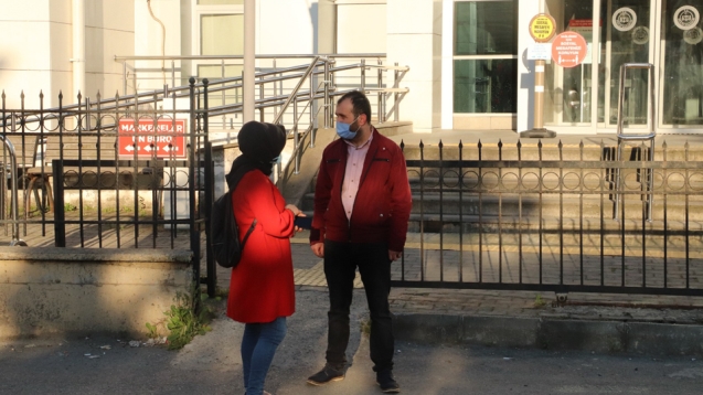 Evin camlarını taşla kırdı...