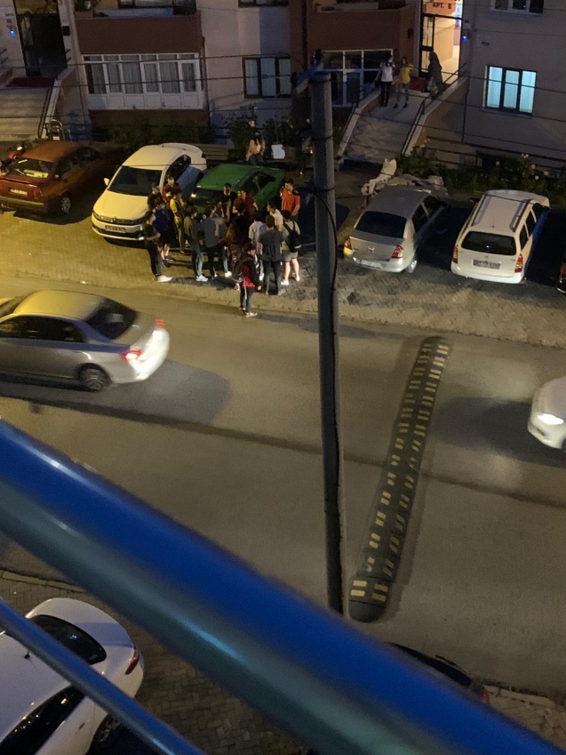 Kavga çocuklarla başladı aileler de devreye girdi..